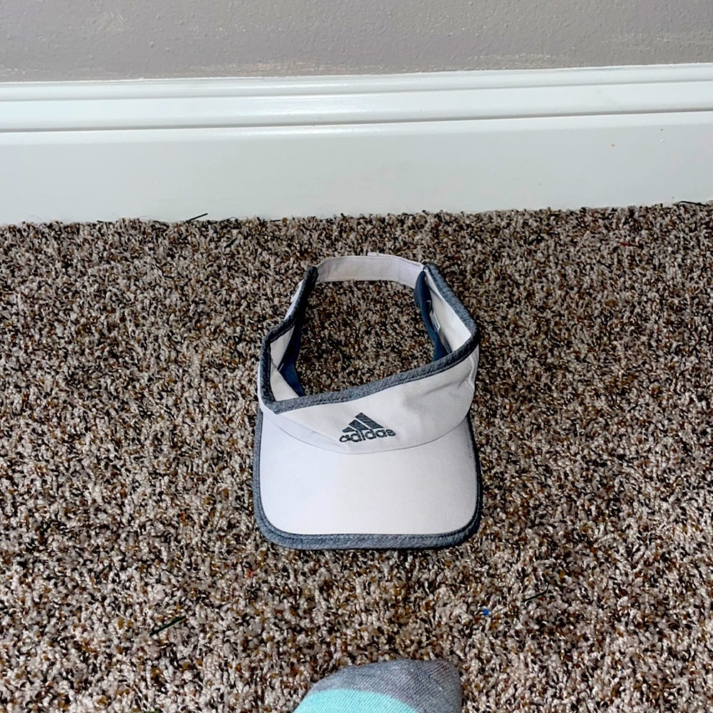 I am selling an Adidas’ hat. Good for playing Tennis 🎾